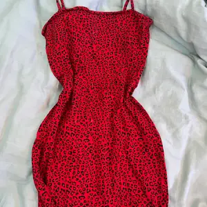 röd leonardklänning från H&M💕 säljer då den inte kommer till användning. den är lite kort den åker upp ibland💕💕