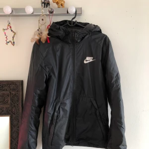 Jacka från nike i storlek Small.  - Nike jacka som är fodrad i fleece som är super varm och skön. Sparsamt använd. Om du är intresserad av jackan så kan du skriva till mig privat, med ett pris du tycker är rimligt💞