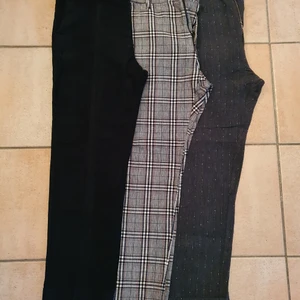 HOPE byxor 3 par - 3 par byxor. HOPE. Svarta borstad bomull storl 42/50, rutiga bomull/linne storl 42/50, grå prick med slag linne/rayon storl 44/52. Knappt använda. Pris för alla 3 paren: 600 kr. Hämtas Mölndal/Toltorp. Skickas ej.