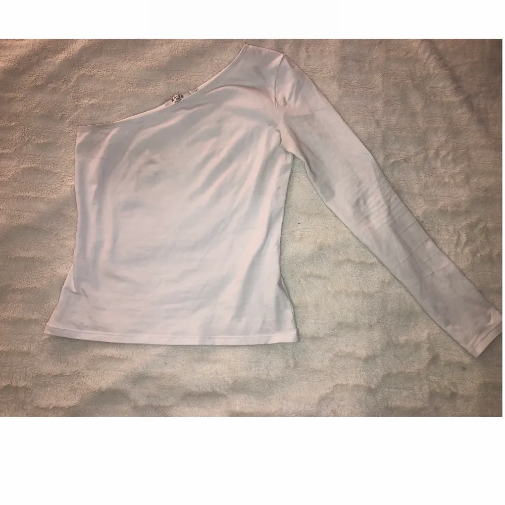 Säljer denna vita tröja med en arm från NAKD då den inte kommit till användning, den är i nyskick och i storleken S och väldigt stretchig☺️ säljes för 120kr med frakt🥰. Toppar.
