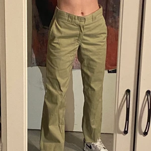 Dickies byxor  - Jättefina khaki dickies byxor, säljer pågrund av att jag aldirg fått en användning av de, står inte storlek på de, men de passar mig, så skulle kunna säga att de passar både 34-36, buda i kommentarsfältet, budet ligger på 400r + frakt ❤️