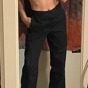 Dickies byxor  - Ass snygga svarta dickies byxor, säljer pågrund av att jag aldirg fått en användning av de, står inte storlek på de, men de passar mig, så skulle kunna säga att de passar både 34-36, buda i kommentarsfältet, budet ligger på 400 + frakt ❤️ köpta för 649kr