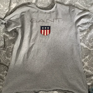 Gant T-Shirt - Oanvänd grå äkta gant t-shirt i storlek 158/164 (skulle säga att den passar som en S)