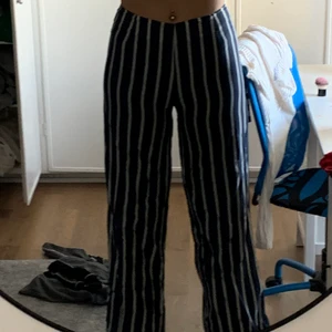 Vida tygbyxor  - Vida tygbyxor i marinblå med vita ränder. Dragkedja i rumpan istället för knappar