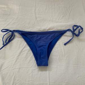 Säljer denna superfina blåa bikiniunderdel. Den är knappt använd och i super fint skick. Den är i storlek S men går att anpassa till o från med knytena i sidan. Kan mötas upp i Helsingborg men självklart går det bra att frakta!!💙💙💙