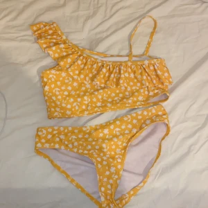 Gul bikini  - Säljer denna gula bikini då den inte kommer till användning. Endast använd 1 gång och i väldigt bra skick!❤️tagit väck lappen där storleken står drf kan jag ej veta storleken direkt men skulle gissa på att den är i xxs/xs! Säljer den för 100 kr+frakt! Priset går att diskutera. Är många intresserade blir det budgivning i kommentarerna!