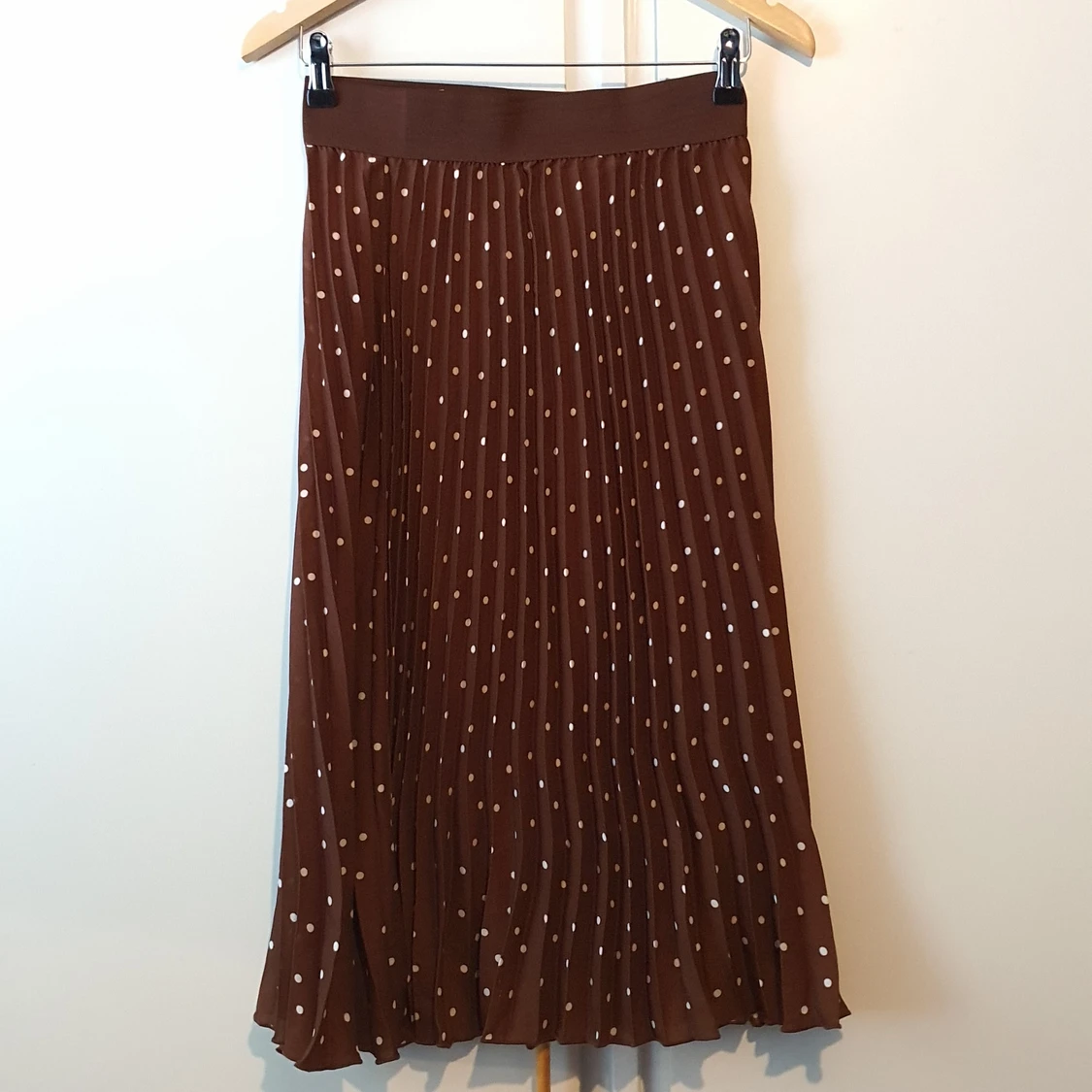 Midi kjol med prickar