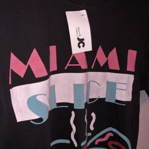 T-shirt i vintage-stil - Snygg T-shirt i vintage-stil. Helt ny!