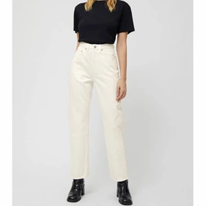 Weekday jeans - Superfina trendiga jeans i modellen Rowe från weekday som jag tyvärr har växt ur. Fina nu till vår och lätta att matcha till mycket. Storlek: (W.25 L.32) Nypris är 500 kr.✨ Kan mötas upp i Helsingborg eller skicka som paket⚡️