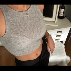 Grå topp - Jag säljer en grå topp från H&M i stl XS men passar även mig som vanligtvis har stl S! Säljs för 30kr + frakt💞💞