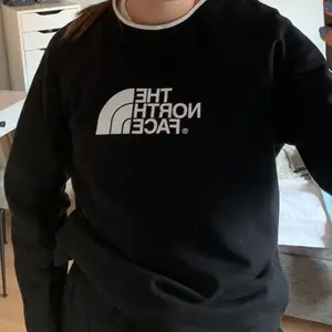 Säljer min sweatshirt från The North Face. Nypris 649kr och använd ett fåtal gånger, den är i väldigt bra skick ☺️