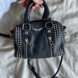 Intressekoll - Intressekoll på min zadigväska, den är i fint men använt skick, lite färg har lossnat på vissa nitar och på dragkedjan som man kan se på sista bilden!! Det långa bandet är ganska slitet men går ju att byta ut vilket jag har gjort. Dustbag och påse medföljer💖