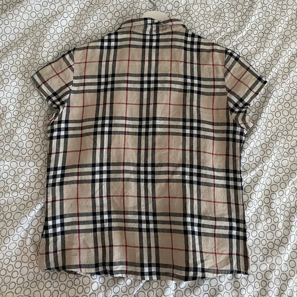 En ursnygg burberry skjorta, är ej äkta och aldrig använd. Det står ej en storlek men sitter som en xs/s. Skjortor.