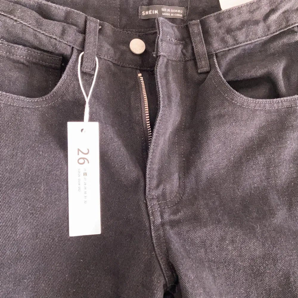 Svarta straight leg jeans, aldrig använda. Från SHEIN, säljer för de är för små. Storlek 34 (xs) . Jeans & Byxor.