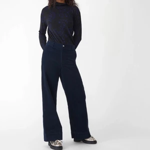 Vida manchesterbyxor storlek 34 - Kanske världens bästa byxor från Carin Wester! väldigt sköna, hög midja och vida ben. Sparsamt använda så inget att anmärka på i kvalitén. Obs mina är korallrosa ej blå som på första bilden. Den som köper dessa gör ett riktigt kanonköp ❤️