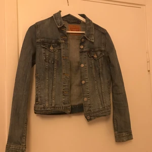 Levis jacka  - Det är väldigt bra skick i den har användt några gånger, det är storlek Xs. Den säljs för att dem är för liten 