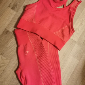 Gymshark set stl XS - Plaggen är i fint skick förutom att tightsen har några fläckar längst ner på ena benet. I priset ingår toppen och tightsen, köparen står för frakten som är 66kr spårbart med postnord! ☺️
