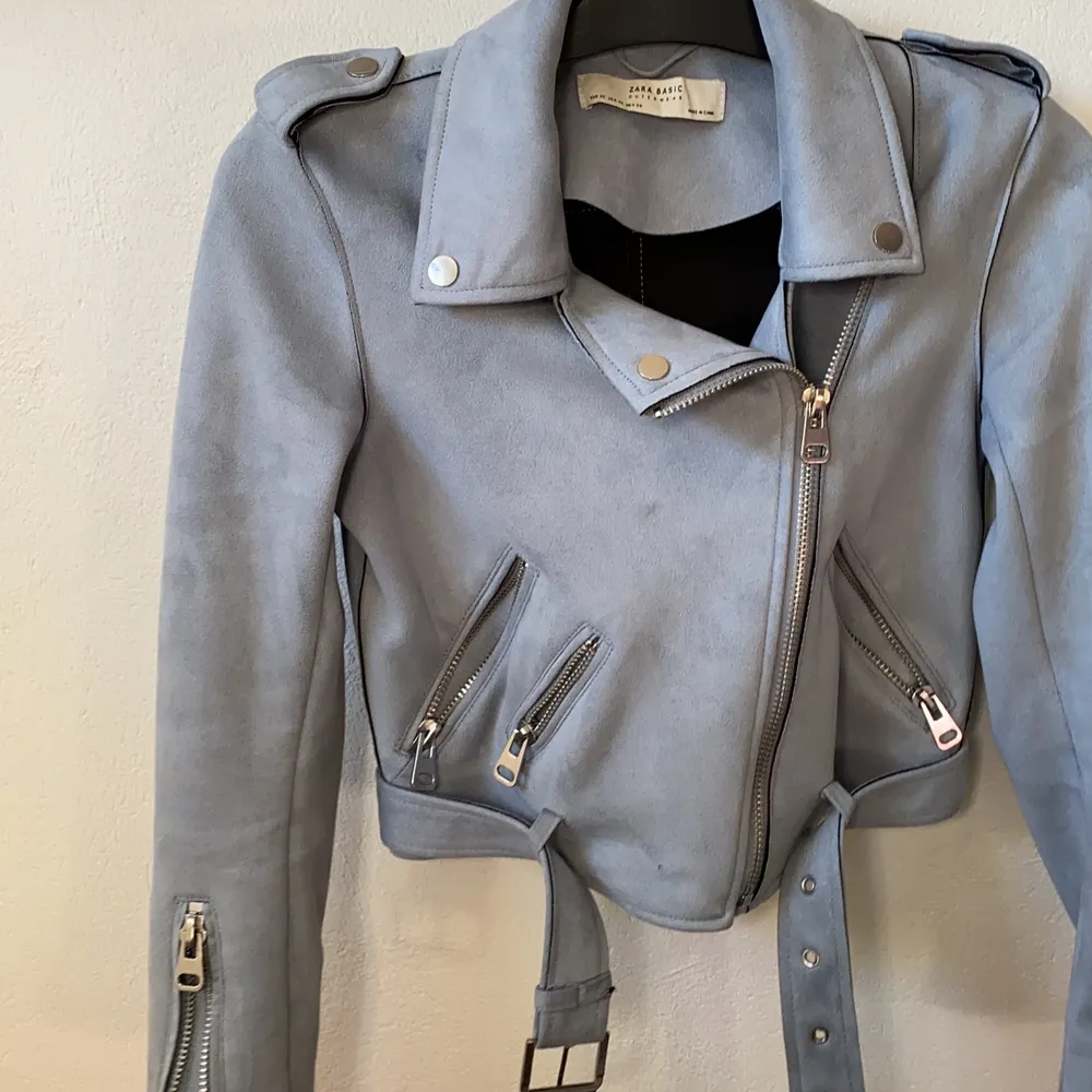Så snygg blå jacka från Zara, mockatyg och en kort modell. Passar superbra till vår!!. Jackor.