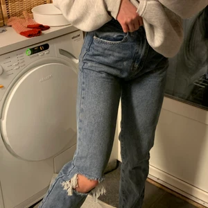 straight jeans - Skitballa jeans från monokrom storlek 36. Köpta här på plick för ett tag sedan men har inte använt för att de var för stora för mig tyvärr❤️ Pris kan diskuteras men bud från 100 exklusive frakt💕 