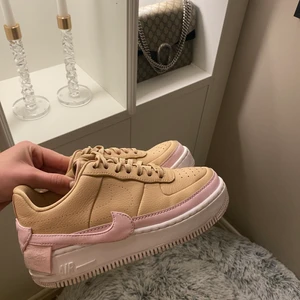 Nike sneakers  - Nike air force one, köpta i London! Storlek 37.5 - true to size! Tar bud 🌸