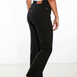 Levis ribcage straight - Levis ribcage straight ankel i fint skick som tyvärr är för små för mig💕 storlek w23 l27 kan mötas upp eller så står köparen för frakt💕