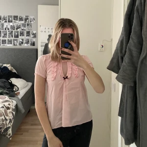 Topp/blus - Supersöt topp/blus från Odd Molly. Är i storlek 0 dvs xs men sitter tajt på mig så skulle mer säga en xxs.
