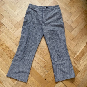 Rutiga kostymbyxor  - Mina snygga rutiga kostymbyxor söker nytt hem! Det är sparsamt använda och i bra skick. Storlek M men passar även en S. Säljer pga det tyvärr blivit för små :( Hör av dig vid funderingar! (Dem är lite skrynkliga på bilderna, stryker dem vid köp)💜💜💜