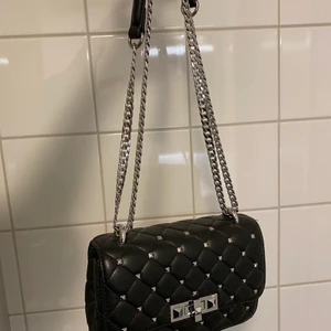 Liknande valentino väska  - Jättesnygg väska i perfekt skick, lite valentino liknande