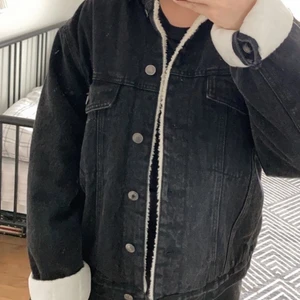 Jeans jacka - Storlek XL, men ser mer ut som en L. Snygg och oversized. Köpt på bikbok för ett år sedan. Ordinarie pris runt 600kr. Endast använd ett fåtal gånger. Pris exklusive frakt.