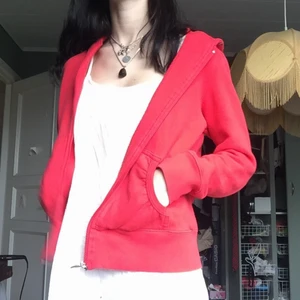 söt luvtröja🍒 - fin och skön! Lite liten luva men annars söt både öppen och stängd. Storlek 158 164 passar bra på mig som är XS hade nog passat s med puss!!