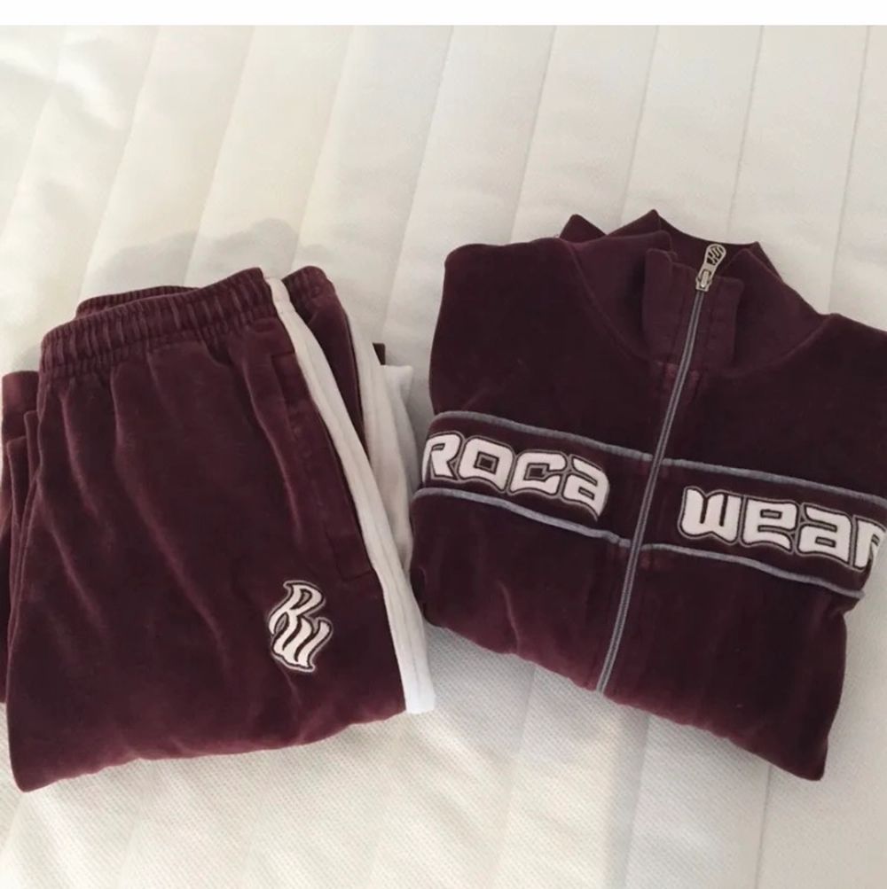Äkta rocawear (jay-z klädmärke) velour set från tidigt 2000-tal. Såå unikt och rare, riktig klassiker går inte att få tag på någonstans, görs inte längre. Rödbrun. Nypris cirka 2000 kr. Går även att köpa delarna separat för 750 kr styck. Fri frakt . Huvtröjor & Träningströjor.