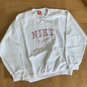 Vintage Nike  - Väldigt populär, köpt från en second hand i London via Depop. Inga fläckar, skulle säga den är L/XL. Passar mig oversized, har storlek S/M. Bud från 300