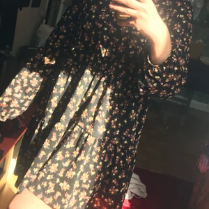 Svart klänning med blommor  - En svar klänning med blommor från ginatricot. Aldrig andvänd 