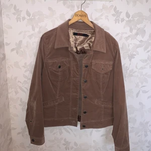 Vårjacka - Gullig beige-brun jacka i 70%bomull som är perfekt till våren men tyvärr inte kommer till användning av mig