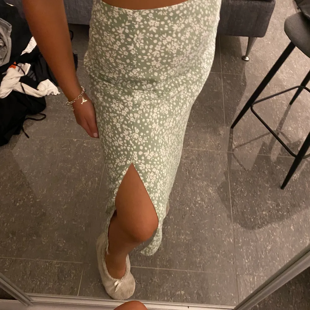 En super söt kjol med blommor på som aldrig är använd förutom när ja tog denna bild... dvs super bra skick!!     Buda minst 10 kr mer än budet innan:))). Kjolar.