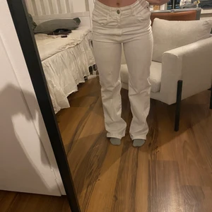 Jeans från zara - Vita hög midjas jeans från Zara. Aldrig använd! Bred i midjan, har 65cm så skulle säga att de passar en med ca75cm. Är 155 lång. 