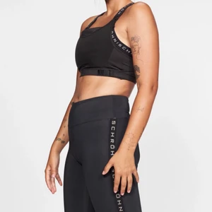 Röhnisch träningsset OANVÄNT - Säljer oanvänt Infinity Flex set pga returtiden har tyvärr gått ut. Sportbh + tights med justerbara spännen, för alla olika kroppar. Nypris 1799:-, säljes för 800:-. Info: https://www.rohnisch.com/mv/en/active/pms-collection-active/