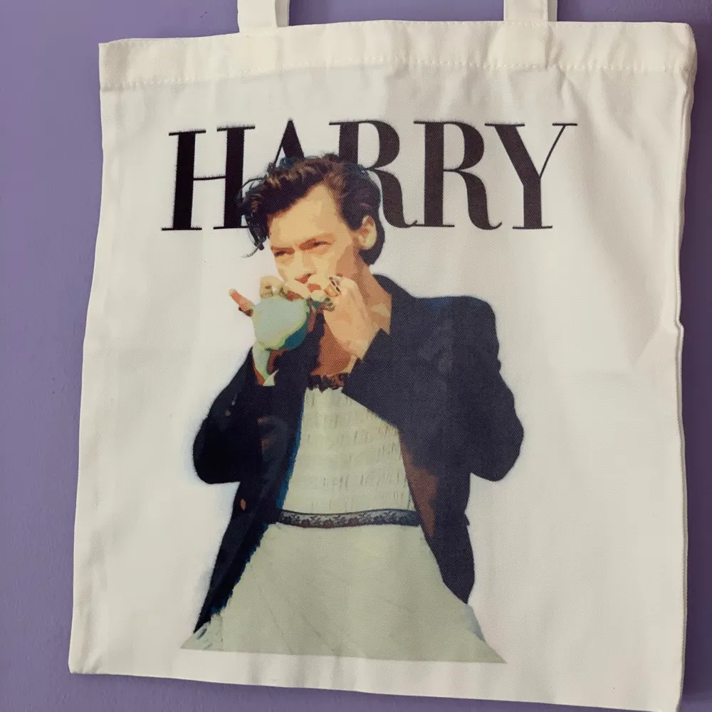Nu säljer jag en Harry styles tygväska i helt nytt skick! Aldrig använd och mäter 33x37 cm :) Frakt är inräknad i priset! Kontakta mig för frågor <3. Väskor.
