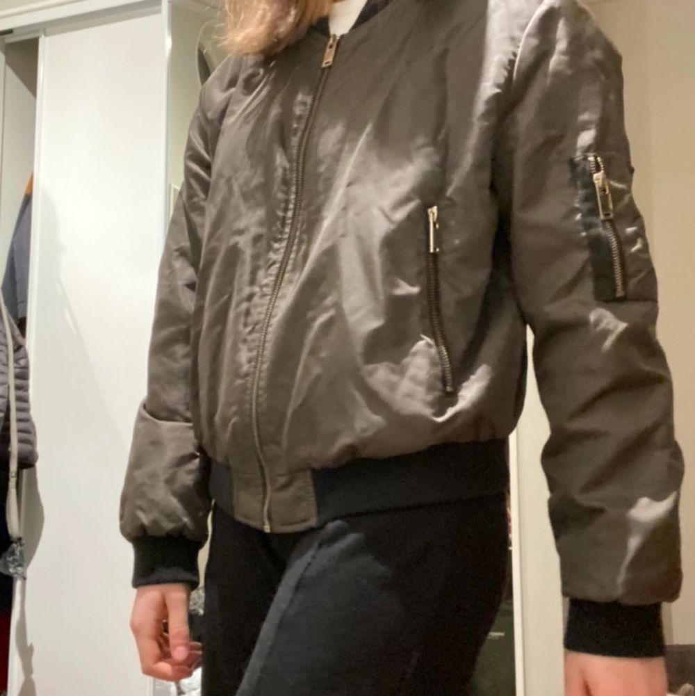 Super cool vårjacka som kommer från zara! Passar xs och s men är i storleken small. Köp direkt för 70 kr + frakt (72kr). Om du är intresserad kan vi också mötas upp i Stockholm då du slipper betala frakten!😄 Börja budgivningen på 50kr så kontaktar jag snabbt till alla!. Jackor.