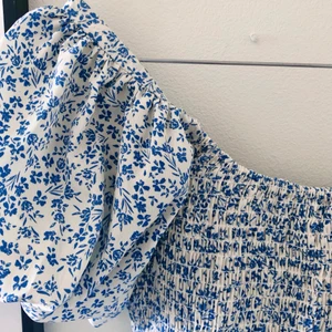 Sommarklänning - Säljer denna superfina sommarklänning som jag älskar, men tyvärr inte kommer till användning 💕 Puffärmar och fina detaljer på kjolen! 