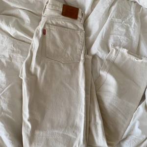 Levis jeans 501, S/M - Sand färgare Levis jeans som nya! Använts 5 gånger! Går till ungefär ankeln och slutar med fransar! Inga slitningar eller fläckar ect! Kund står för frakt! 
