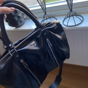 Zadig & Voltaire väska  - Säljer min Zadig & Voltaire väska i storlek medium. Använd men fortfarande bra skick. Lite slitningar men inget man ser. 
