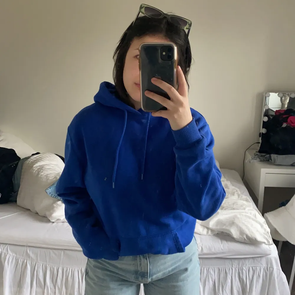 Säljer denna fina blåa hoodien från H&M man i storlek S. Säljer den för den tyvärr inte kommer till användning! Frakt tillkommer💕💕. Hoodies.