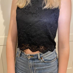 Spetstopp svart🤪❤️❤️❤️❤️❤️ - Älskar denna topp men jag har växt ur den (en kompis på bilden)😝😝❤️❤️ den är spets men inte genomskinlig alls, perfekt på fest och tjejkvällar och i jättebra skick💗💗💗 str M men mer som en S, pris exkl frakt.