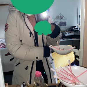 Canada goose  - Jätte fin storlek M men liten i storlek passar mindre:) äkta. Jätte fint skick. Kan byta ut den eller så säljer jag den för 400kr för jag vill bli av med den❤️❤️