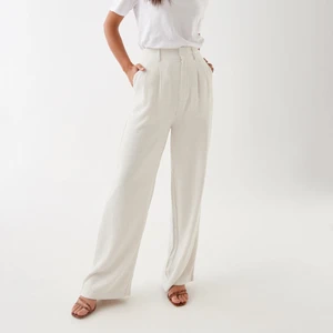 Linnebyxor - Linnebyxor från Gina Tricot i storlek 36. Bara använda en gång, nyskick. 