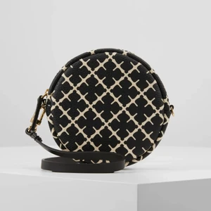 MALENE BIRGER CIRCLE BAG - Jag säljer denna Malene Birger Circle Bag som är aldrig använd. Det är absolut inget fel med den, fint skick och oanvänd. Mamma köpte den från hemsidan Campadre.se i Svart Vit One Size. På andra bilden ser ni tagen, väskan och plastet/tyg påsen den kom i. Kvittot finns!!Skriv i chatten för fler bilder. Jag säljer denna för 350kr, blir fler intresserade så får det bli en budgivning! Kan mötas upp i Halmstad, annars gäller Swish. Frakt ingår ej. / kram