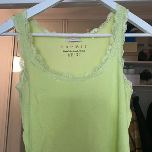 Esprit  - Linne från esprit. Stark ljus gul/grön färg. Sparsamt använd. Frakt ingår inte i priset 