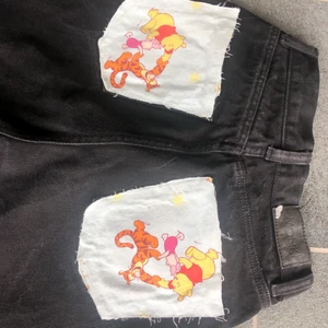 Nalle Puh byxor, org. Monki - Monki stl. 25, passar mig som är 159. Betalar frakt.