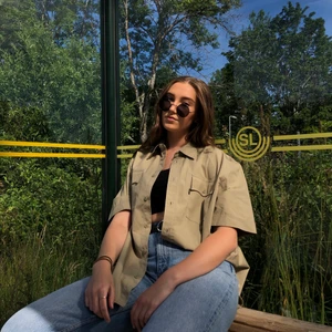 Levis skjorta - Levis skjorta köpt second hand på Humana i khaki grön/beige! Inte använd särskilt mycket. Skjortan står i XL men känns mer som en oversized M. Frakt tillkommer<3